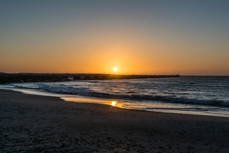 Sonnenuntergang an der Mole in Vorupør