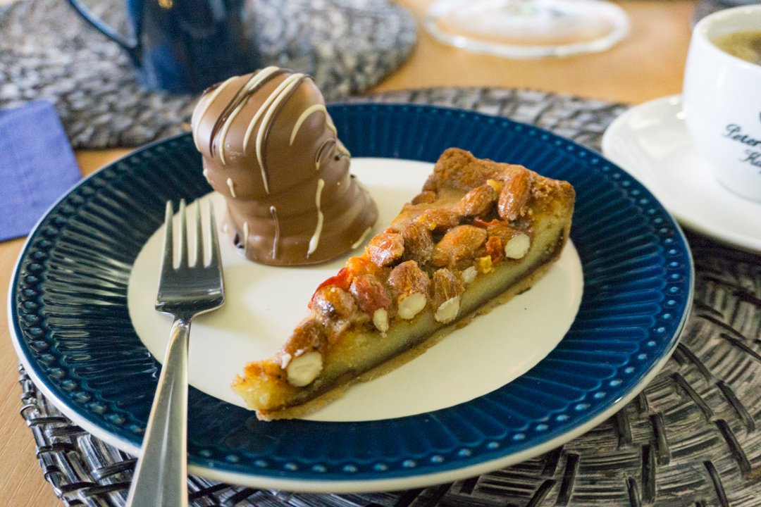 Hagebuttenkuchen mit gebrannten Mandeln