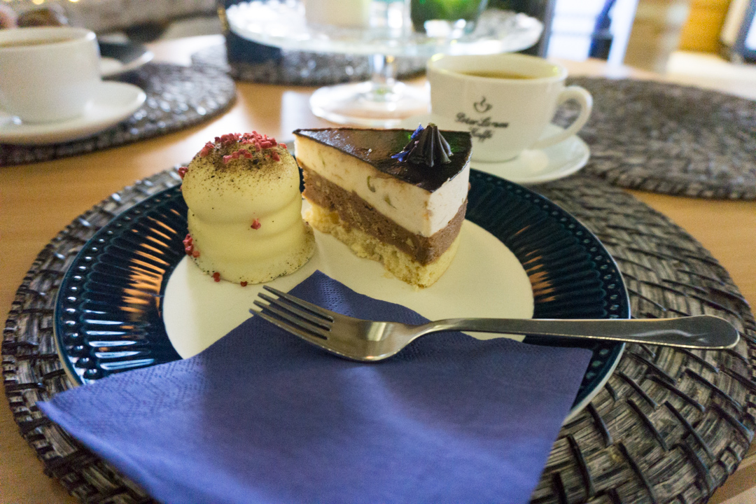 Torte und Himbeerflødeboller