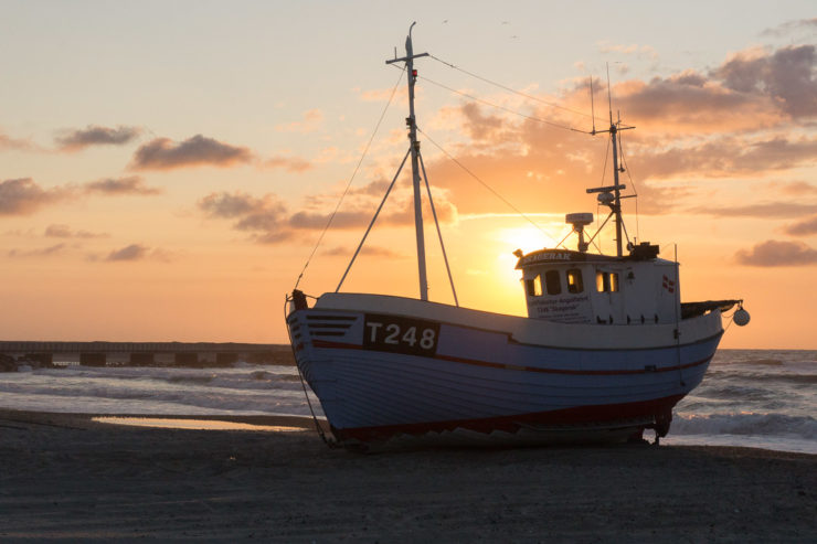 Fischerboote im Sonnenuntergang in Vorupør