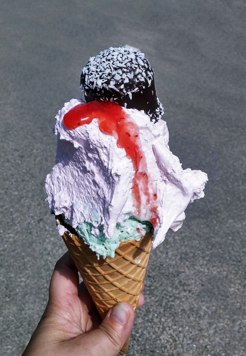 Waffel mit Oreo und Minzeis, Softeis, Guf, Flødeboller und Erdbeersoße