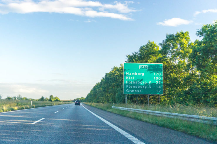 Infotafel auf der Autobahn in Dänemark. Entfernungsangaben zu den nächstgrößeren Städten.