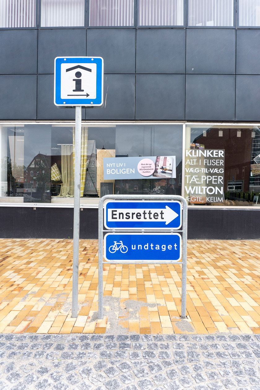 Ensrettet = Einbahnstraße ( außer Fahrradfahrer)