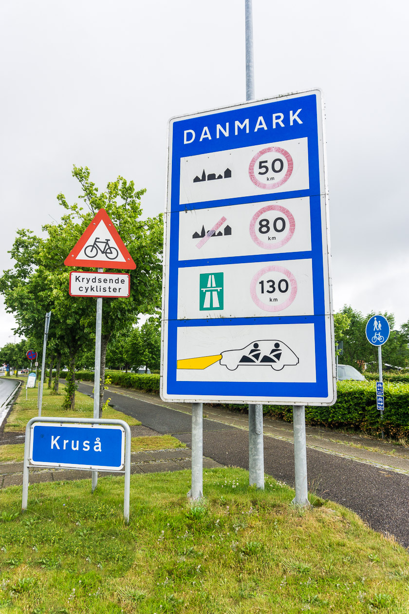 Grenzübergang von Kruså. Die Tafel zeigt die Geschwindigkeiten an. Innerhalb von Ortschaften darf 50 km/h, außerhalb 80 km/h und auf der Autobahn 130km/h gefahren werden. Es muss mit Licht gefahren werden.