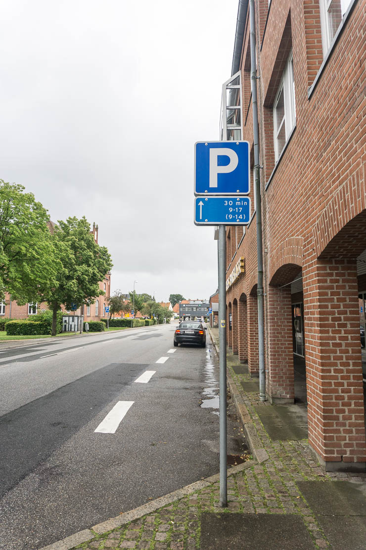 Parken erlaubt: 30 min Parken mit Parkscheibe Wochentags von 9 - 17 Uhr und Samstags 9 - 14 Uhr. Übrige Zeit ist Parken ohne zeitliche Begrenzung erlaubt.