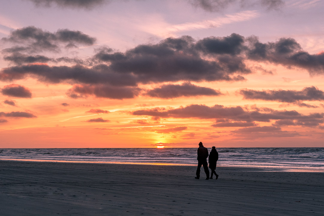 Spaziergang in den Sonnenuntergang in Løkken