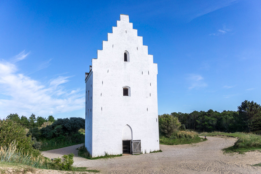 Vorderansicht / Eingang der versandeten Kirche