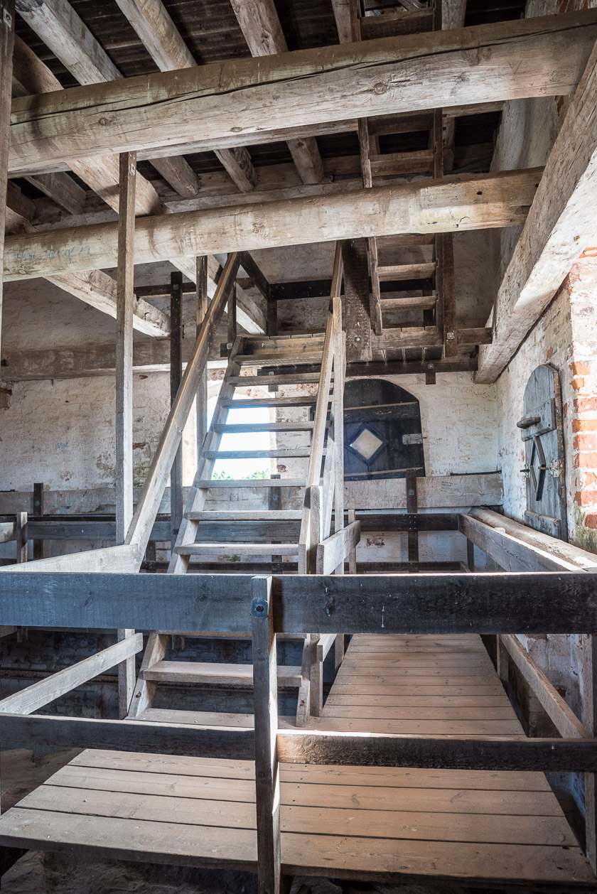 Stabile Holztreppen in der versandeten Kirche