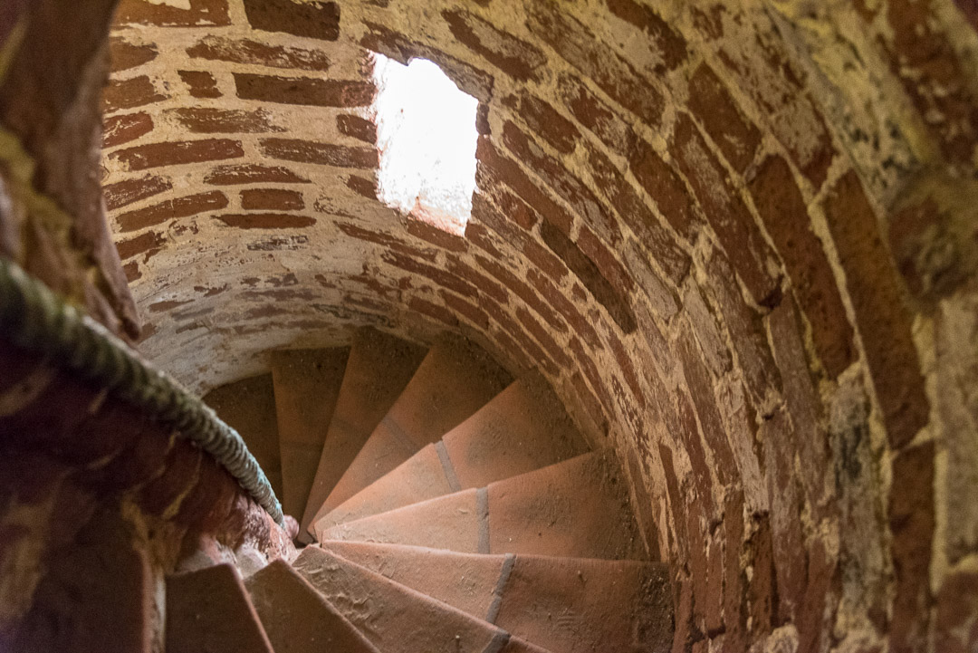 Schmale Treppe in der versandeten Kirche