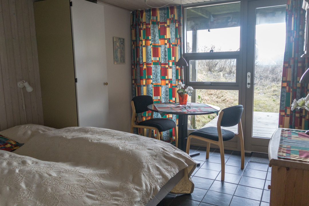 Schlafzimmer mit Doppelbett und Terrasse im UG Ferienhaus Fanø Slunden 9