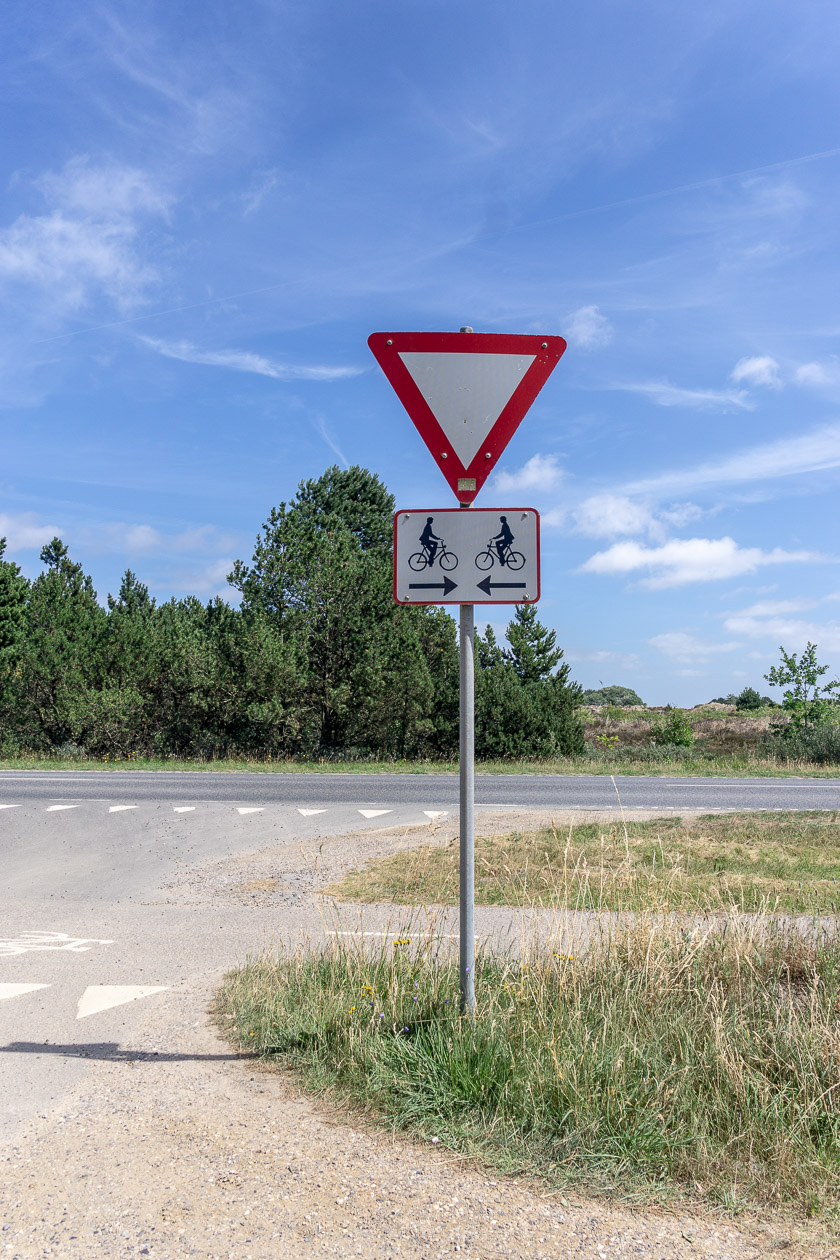 Vorfahrt beachten, Radfahrer können von beiden Seiten kommen