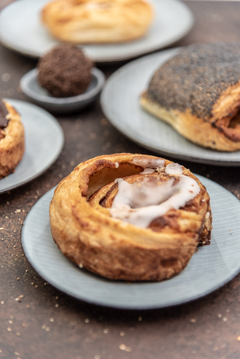 Kanelsnegle mit weißem Zuckerguss