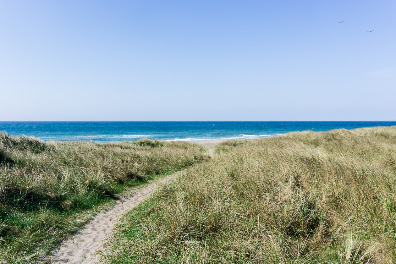 Schmaler Pfad durch die Dünen zum Vangsa Strand