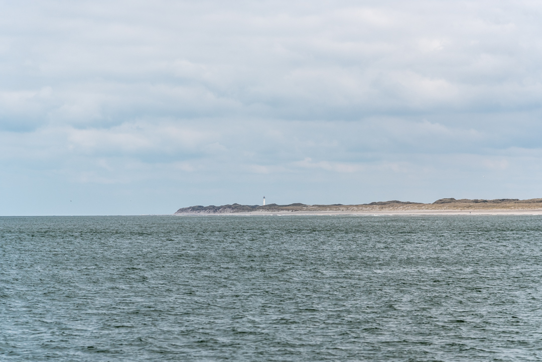 Der Leuchttrum Nr Lynvig Fyr von der Nordsee aus zu sehen