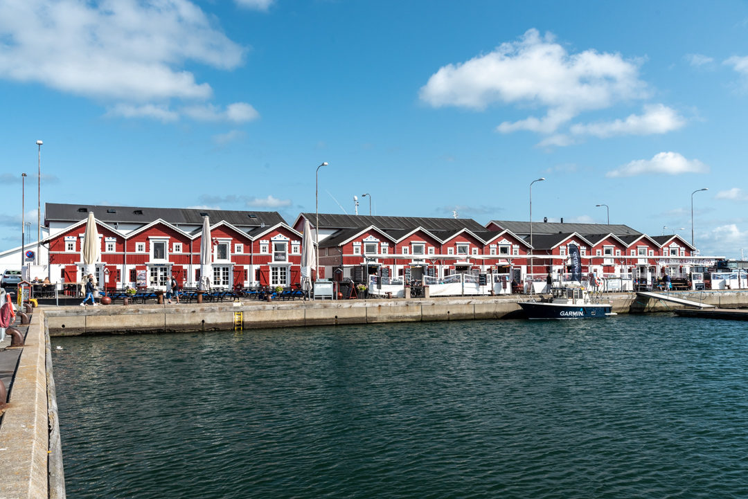 Der Hafen von Skagen ist geprägt von den alten Fischpackhäusern